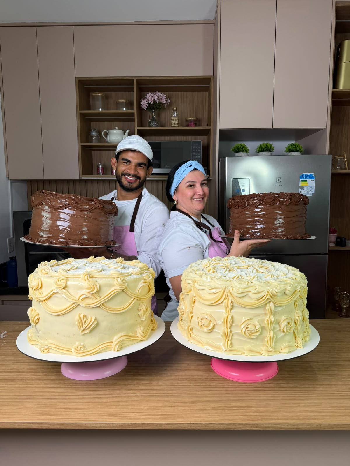 Chef Silas e Chef Suellen com tortas de chocolate